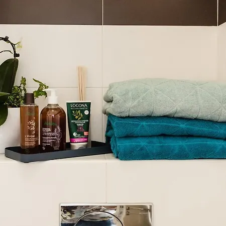 Lovely, Quiet 1 Bedroom With A Balcony 公寓 *