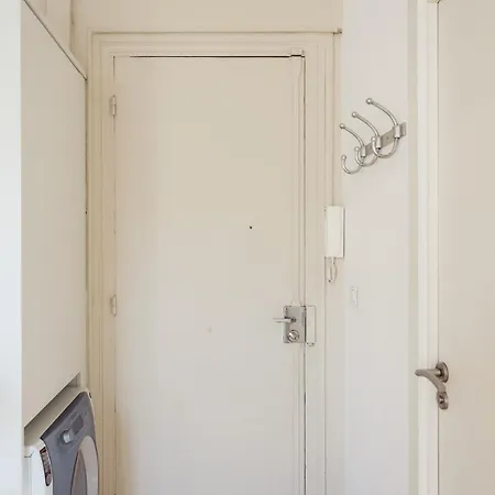 Lovely, Quiet 1 Bedroom With A Balcony 公寓 *