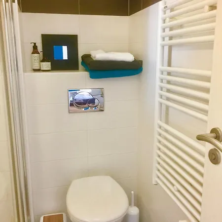 Lovely, Quiet 1 Bedroom With A Balcony 公寓